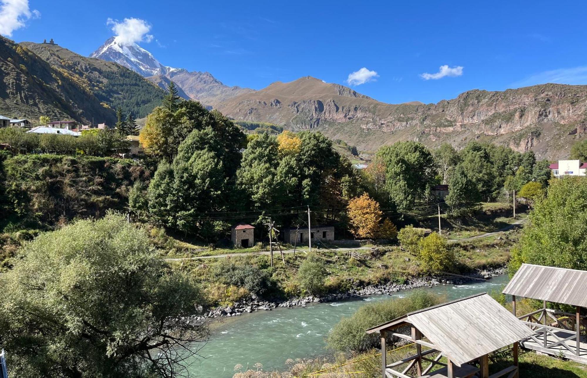 Отель Stancia Kazbegi Экстерьер фото